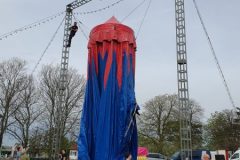 Das große Zelt wird aufgebaut