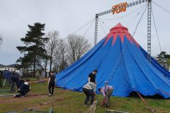 Das große Zelt wird aufgebaut