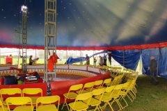 Viele Stühle wurden gestellt