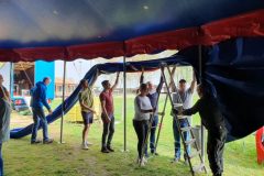 Die Außenplane wird  befestigt