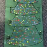 Ein großer, auf Papier gestalteter Tannenbaum, dessen Zweige mit vielen bunten Fingerabdrücken in verschiedenen Farben wie Weihnachtskugeln geschmückt sind.