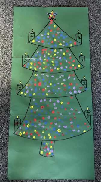 Ein großer, auf Papier gestalteter Tannenbaum, dessen Zweige mit vielen bunten Fingerabdrücken in verschiedenen Farben wie Weihnachtskugeln geschmückt sind.