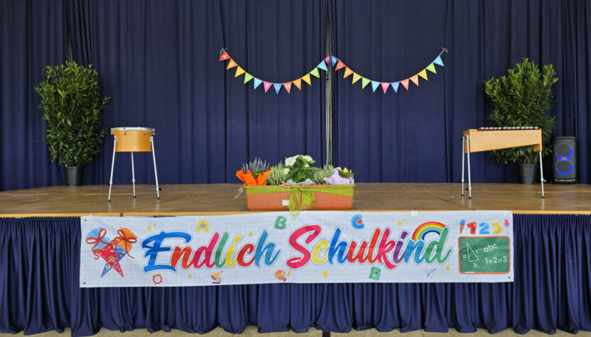 Eine Bühne mit einem Banner mit der Aufschrift "Endlich Schulkind"
